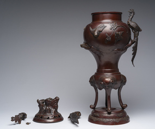 Een Japanse vijfdelige bronzen garnituur met dierenreli&euml;fdecor, Meiji, 19de eeuw