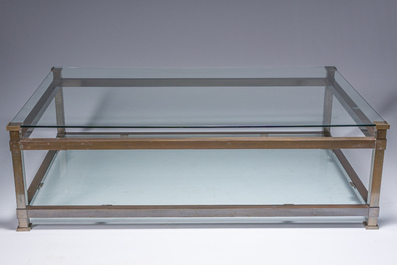 Pierre Vandel (1939, attribu&eacute; &agrave;): Table basse de forme rectangulaire en laiton avec deux plateaux en verre, deuxi&egrave;me moiti&eacute; du 20&egrave;me si&egrave;cle