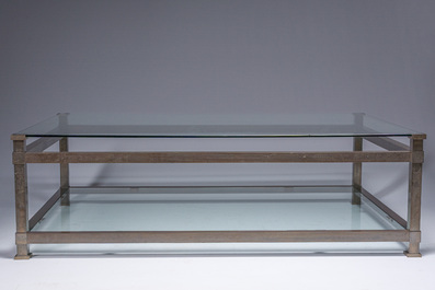 Pierre Vandel (1939, attribu&eacute; &agrave;): Table basse de forme rectangulaire en laiton avec deux plateaux en verre, deuxi&egrave;me moiti&eacute; du 20&egrave;me si&egrave;cle