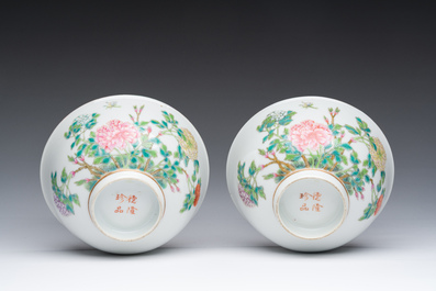 Een paar Chinese famille rose kommen met pioenen en vlinders, Jiangxi Zhen Pin merk, Republiek, 20ste eeuw