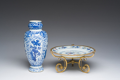 Vase en porcelaine de Chine bleu et blanc et un plat famille verte &agrave; monture en bronze dor&eacute;, Kangxi