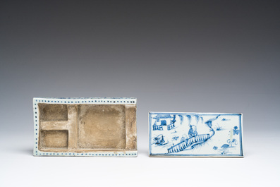 Een paar Chinese sancai figuren, een Dehua blanc de Chine Guanyin en een blauw-witte dekseldoos, Kangxi en later