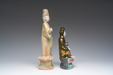 Een Chinese groen-geglazuurde aardewerken tempelwachter en een famille rose Guanyin, wellicht Ming en 20ste eeuw