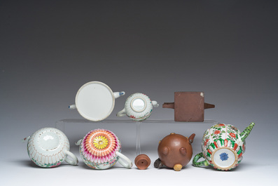 Zeven Chinese blauw-witte, famille rose, verte en Yixing steengoed theepotten, Kangxi en later