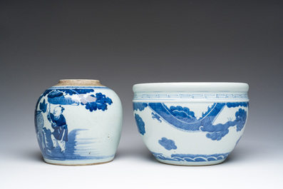 Een Chinese blauw-witte dekselpot en een wierookbrander met drakendecor, 19de/20ste eeuw