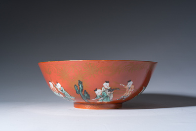 Bol en porcelaine de Chine famille verte &agrave; d&eacute;cor de gar&ccedil;ons jouant sur fond rouge de corail, 19&egrave;me/20&egrave;me si&egrave;cle