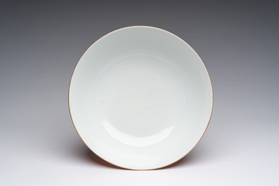 Bol en porcelaine de Chine famille verte &agrave; d&eacute;cor de gar&ccedil;ons jouant sur fond rouge de corail, 19&egrave;me/20&egrave;me si&egrave;cle