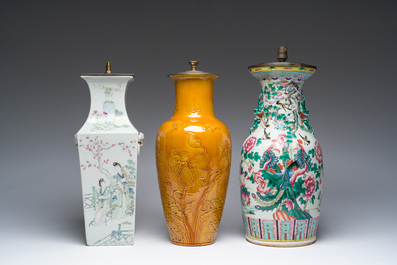 Trois vases en porcelaine de Chine famille rose, qianjiang cai et monochrome transform&eacute;s en lampes, 19&egrave;me/20&egrave;me si&egrave;cle