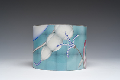 Claire Verkoyen (1959): Een cilindervormige eierschaal porseleinen 'Psychedelics I' vaas met transferdecoratie, Unica, gedateerd 2003