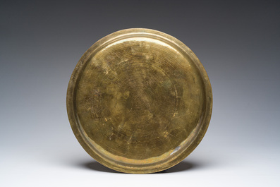 Een Chinese opengewerkte bronzen wierookbrander, een schotel met gegraveerd decor en drie vazen, 19de/20ste eeuw