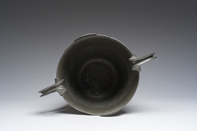 Een continentale tinnen art-nouveauchampagnekoeler en een Engels tinnen Liberty &amp; Co schaaltje, vroeg 20ste eeuw