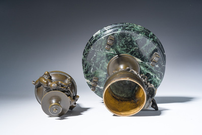 Lampe &agrave; huile en forme de fontaine avec une corne d'abondance, bronze &agrave; patine brune sur un socle en marbre vert de mer, fin du 19&egrave;me s.