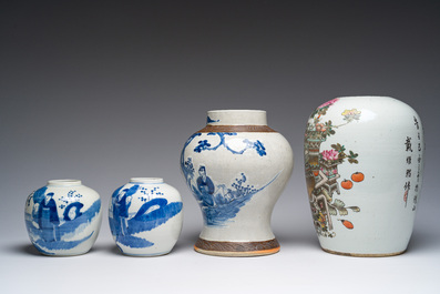 Drie Chinese blauw-witte vazen en een qianjiang cai dekselpot met antiquiteiten, 19de/20ste eeuw