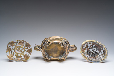 Een Chinese opengewerkte bronzen wierookbrander, een schotel met gegraveerd decor en drie vazen, 19de/20ste eeuw