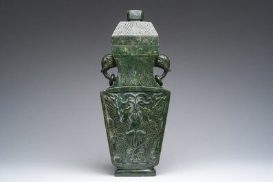 Een grote Chinese spinaziegroene jade&iuml;et dekselvaas met feniksen en handvatten in de vorm van olifantenkoppen, 20ste eeuw