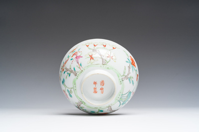 Vier Chinese famille rose borden en een kom met dieren en floraal decor, 19de/20de eeuw