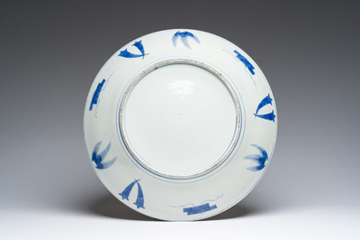 Imposant plat en porcelaine de Japon bleu et blanc &agrave; d&eacute;cor de panier fleuri et un plat Imari, Meiji, 19&egrave;me si&egrave;cle