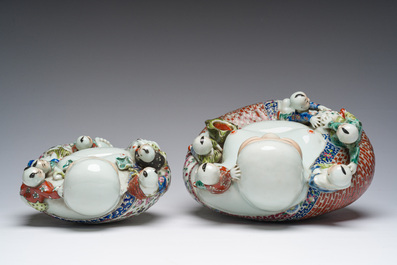 Deux figures de Bouddha avec enfants en porcelaine de Chine famille rose, 19&egrave;me/20&egrave;me si&egrave;cle