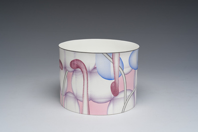 Claire Verkoyen (1959): Een cilindervormige eierschaal porseleinen 'Psychedelics I' vaas met transferdecoratie, Unica, gedateerd 2003