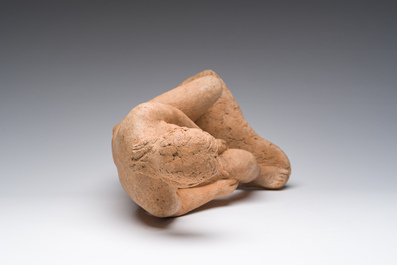 Antoine Vriens (1902-1987): Dame nue assise, terre cuite, dat&eacute; (19)66