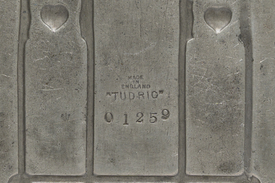 Een continentale tinnen art-nouveauchampagnekoeler en een Engels tinnen Liberty &amp; Co schaaltje, vroeg 20ste eeuw