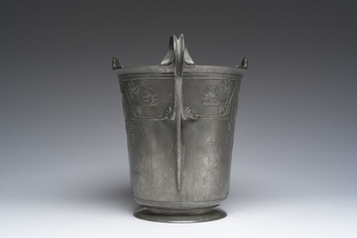 Een continentale tinnen art-nouveauchampagnekoeler en een Engels tinnen Liberty &amp; Co schaaltje, vroeg 20ste eeuw