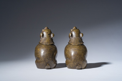 Paire de br&ucirc;le-parfums en bronze en forme de cr&eacute;ature mythique, Chine, 19&egrave;me/20&egrave;me si&egrave;cle