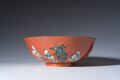 Bol en porcelaine de Chine famille verte &agrave; d&eacute;cor de gar&ccedil;ons jouant sur fond rouge de corail, 19&egrave;me/20&egrave;me si&egrave;cle