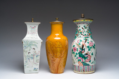Trois vases en porcelaine de Chine famille rose, qianjiang cai et monochrome transform&eacute;s en lampes, 19&egrave;me/20&egrave;me si&egrave;cle