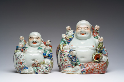 Deux figures de Bouddha avec enfants en porcelaine de Chine famille rose, 19&egrave;me/20&egrave;me si&egrave;cle