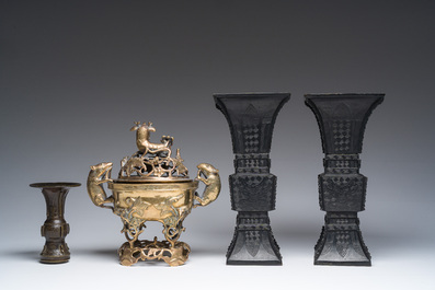 Een Chinese opengewerkte bronzen wierookbrander, een schotel met gegraveerd decor en drie vazen, 19de/20ste eeuw