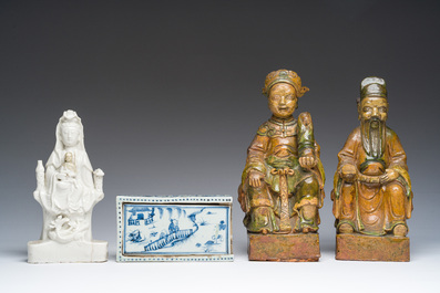 Een paar Chinese sancai figuren, een Dehua blanc de Chine Guanyin en een blauw-witte dekseldoos, Kangxi en later