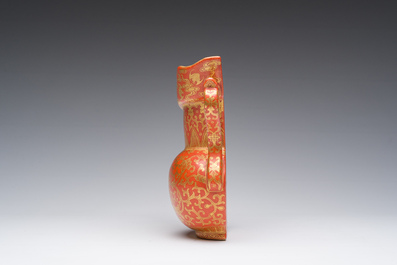 Vase &agrave; suspendre en porcelaine de Chine &agrave; d&eacute;cor dor&eacute; de rinceaux de lotus sur fond rouge de corail, marque de Qianlong, 20&egrave;me si&egrave;cle