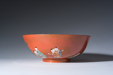 Bol en porcelaine de Chine famille verte &agrave; d&eacute;cor de gar&ccedil;ons jouant sur fond rouge de corail, 19&egrave;me/20&egrave;me si&egrave;cle