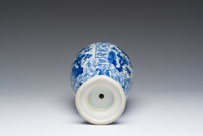 Vase en porcelaine de Chine bleu et blanc et un plat famille verte &agrave; monture en bronze dor&eacute;, Kangxi