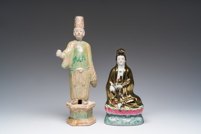 Een Chinese groen-geglazuurde aardewerken tempelwachter en een famille rose Guanyin, wellicht Ming en 20ste eeuw