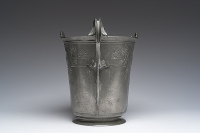 Een continentale tinnen art-nouveauchampagnekoeler en een Engels tinnen Liberty &amp; Co schaaltje, vroeg 20ste eeuw