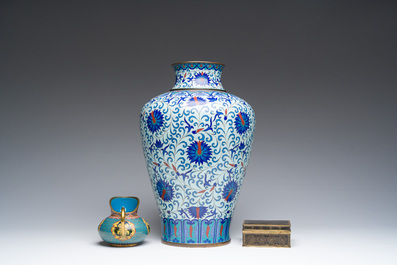 Vase de forme 'meiping', une verseuse et une bo&icirc;te couverte en &eacute;maux cloisonn&eacute;s, Chine, 19&egrave;me/20&egrave;me si&egrave;cle
