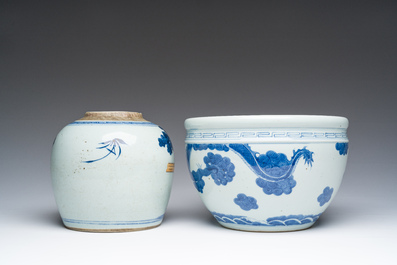 Een Chinese blauw-witte dekselpot en een wierookbrander met drakendecor, 19de/20ste eeuw