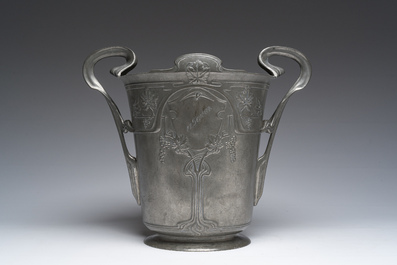 Een continentale tinnen art-nouveauchampagnekoeler en een Engels tinnen Liberty &amp; Co schaaltje, vroeg 20ste eeuw