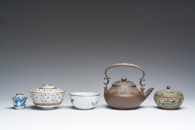 Een diverse collectie porselein en steengoed, China, Vietnam en Thailand, 16de/20ste eeuw