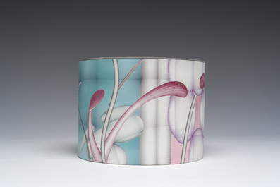 Claire Verkoyen (1959): Een cilindervormige eierschaal porseleinen 'Psychedelics I' vaas met transferdecoratie, Unica, gedateerd 2003