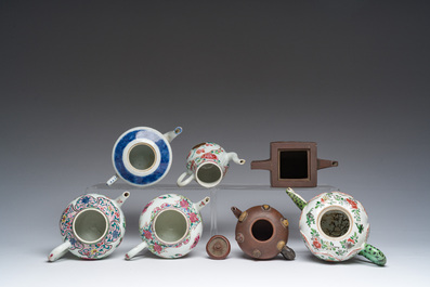 Zeven Chinese blauw-witte, famille rose, verte en Yixing steengoed theepotten, Kangxi en later