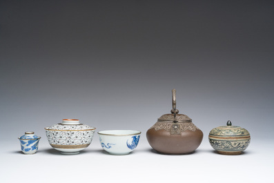 Een diverse collectie porselein en steengoed, China, Vietnam en Thailand, 16de/20ste eeuw