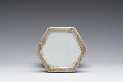 Een hexagonale Chinese blauw-witte vaas met figuren in een landschap en antiquiteiten, Kangxi