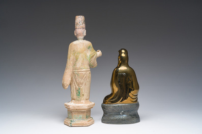 Een Chinese groen-geglazuurde aardewerken tempelwachter en een famille rose Guanyin, wellicht Ming en 20ste eeuw