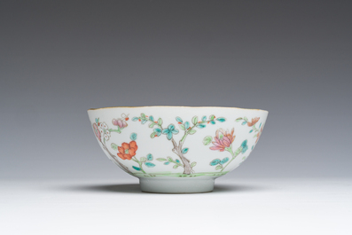 Vier Chinese famille rose borden en een kom met dieren en floraal decor, 19de/20de eeuw