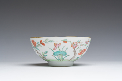 Vier Chinese famille rose borden en een kom met dieren en floraal decor, 19de/20de eeuw