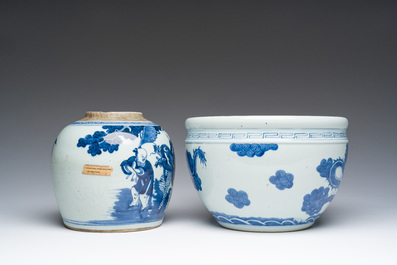 Een Chinese blauw-witte dekselpot en een wierookbrander met drakendecor, 19de/20ste eeuw