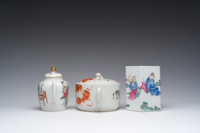 Twee Chinese famille rose en ijzerrode theepotten met deksel en een hexagonale penselenbeker met figuratief decor, 19de/20ste eeuw